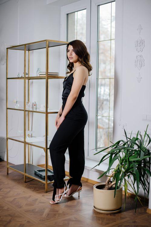 TROUSERS WITH ANKLE BELTS