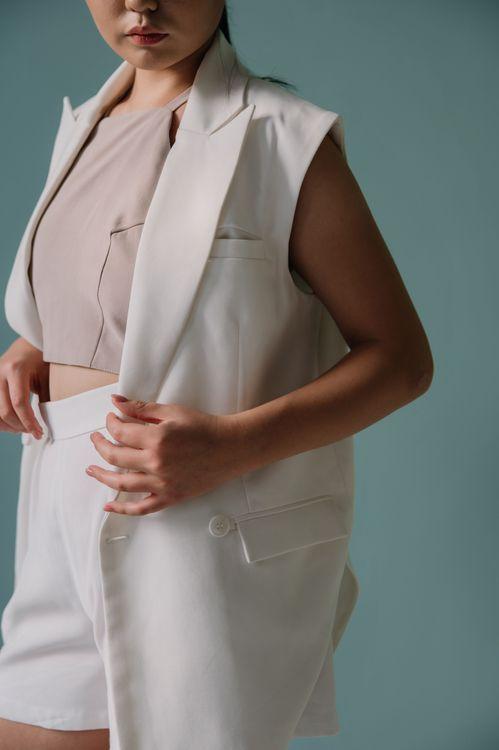 CUT-OUT VEST
